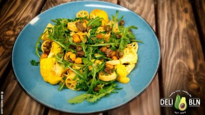 Zitronennudeln mit Blumenkohl, Kichererbsen und Rucola