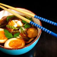 Umami-reiche japanische Weißfisch-Suppe mit Udon