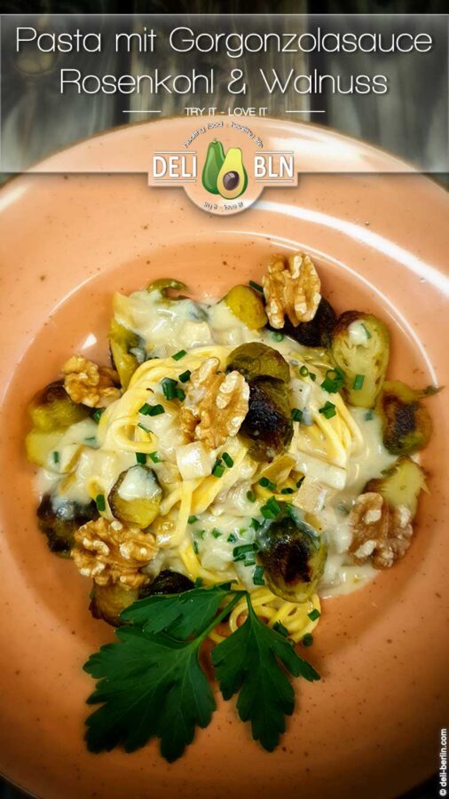 Pasta mit Gorgonzola-Sauce, gerösteten Rosenkohl und Walnuss