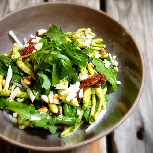 Casarecce al Pesto mit Rauke und grünen Bohnen