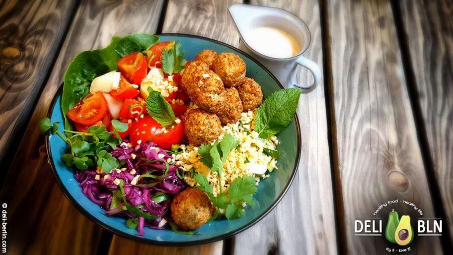 vegane orientalische Falafel-Bowl mit Orangen-Kräuter-Couscous