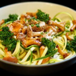 Zoodles mit frischen Pfifferlingen in cremiger Sauce