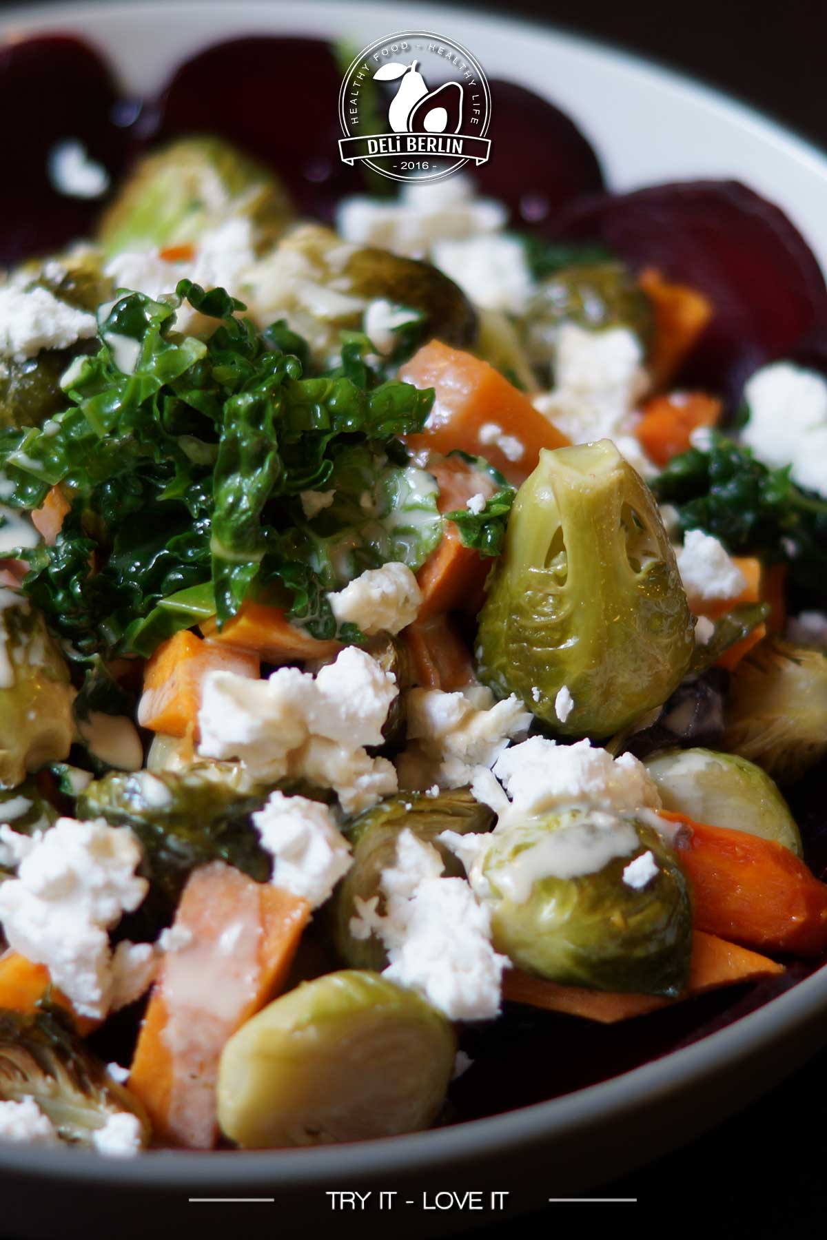 Goldener Herbsternte-Quinoa-Salat mit Ofengemüse, Tahini-Dressing und Feta