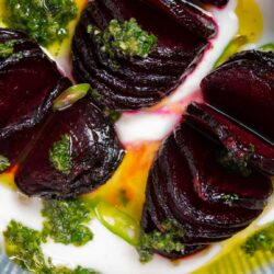 Hasselback-Bete mit Korianderpesto
