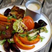 ayurvedisches Ofengemüse mit Tahini-Drizzle