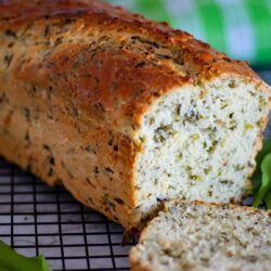 selbstgebackenes Bärlauchbrot - einfach, schnell und vegan