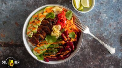 pflanzliche Poke-Bowl mit gebackenen Pilzen