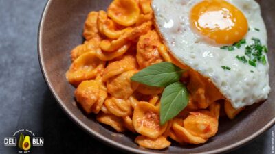 Cremige Paprika-Orecchiette mit Spiegelei