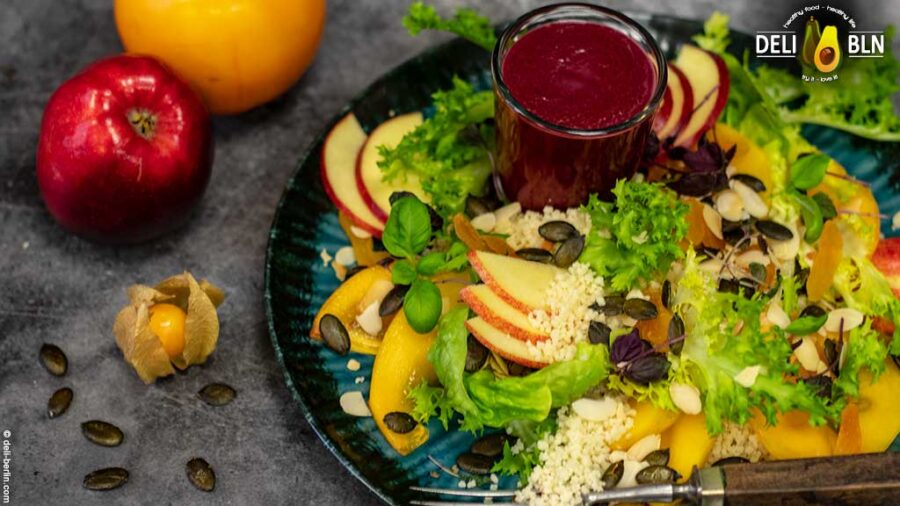 Kaki-Salat mit Rote-Bete-Dressing