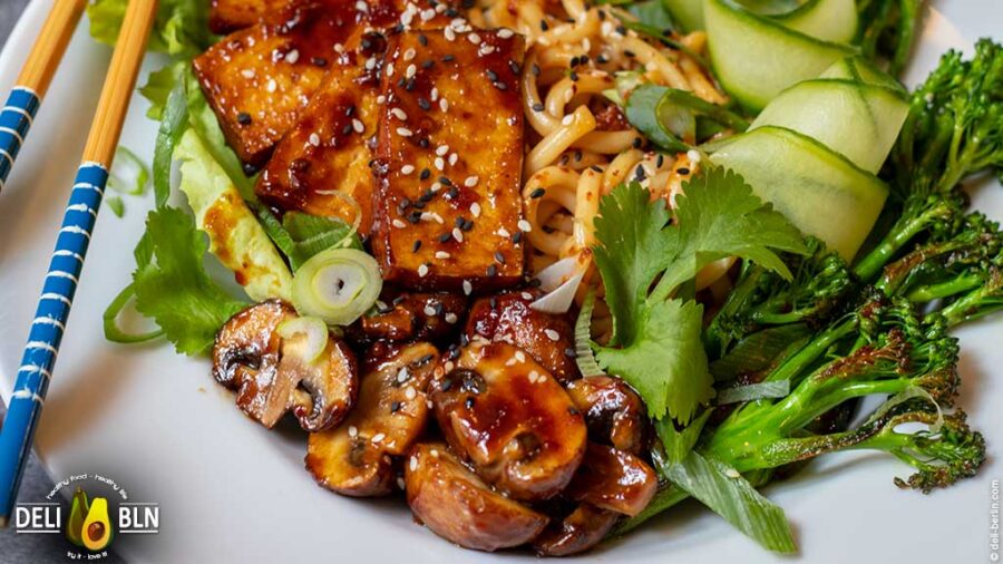 Gemüse-Tofu-Bowl auf marinierten Udon