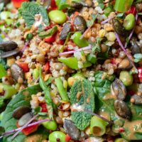 Quinoa-Linsen-Salat mit Erdnuss-Dressing