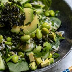 Einfacher Sushi-Salat mit Miso-Dressing