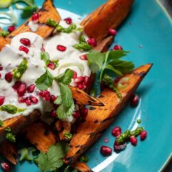 gegrillte Süßkartoffeln mit Chili-Joghurtdip und Granatapfel