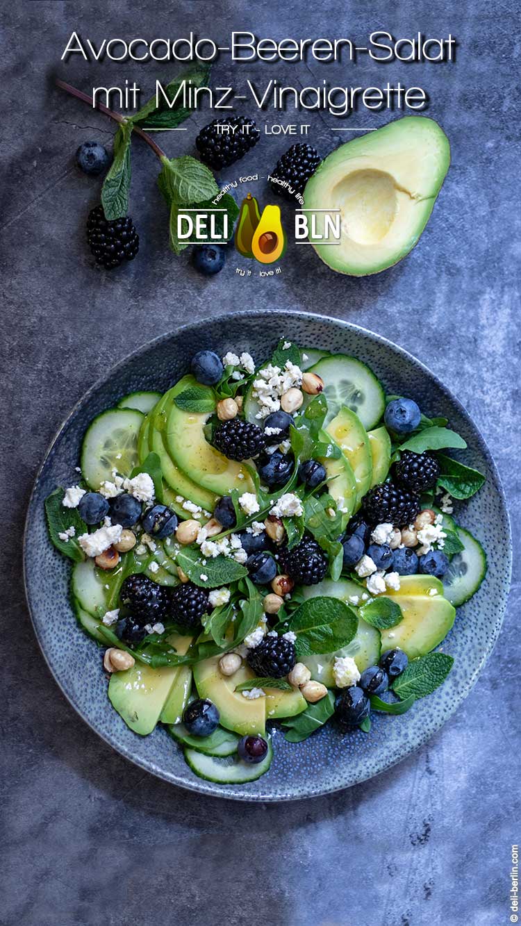 Avocado-Beeren-Salat mit Minz-Vinaigrette