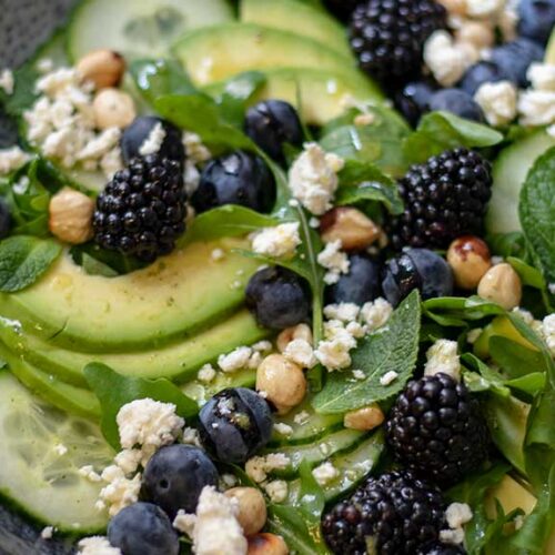 Avocado-Beeren-Salat mit Minz-Vinaigrette