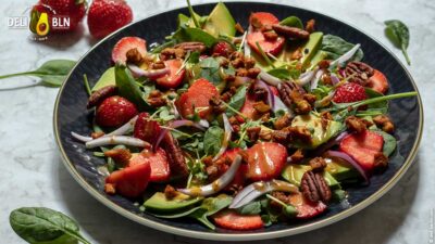 Avocado-Erdbeer-Salat mit veganem Speck