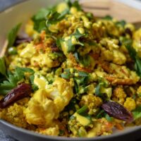 Karotten-Blumenkohl-Salat mit Quinoa und goldenem Dressing