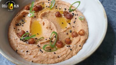 Pikanter und würziger Sriracha-Hummus-Dip