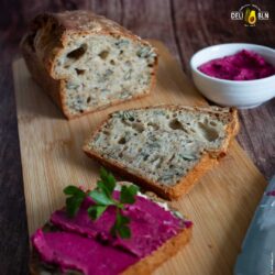 Schnelles und einfaches Dinkelbrot mit Leinsamen – keine Gehzeit nötig!