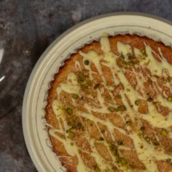 Marzipan-Tarte mit weißer Schokolade