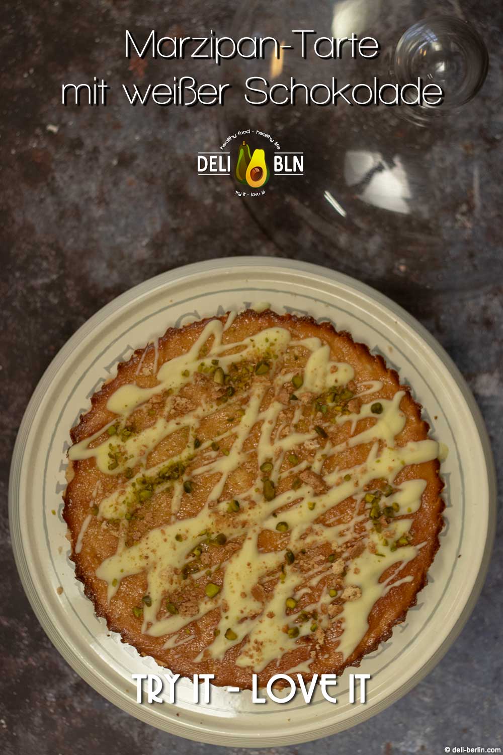 Marzipan-Tarte mit weißer Schokolade