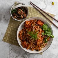 Aromatische Udon-Pfanne mit Tofu-Puffs