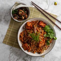 Aromatische Udon-Pfanne mit Tofu-Puffs