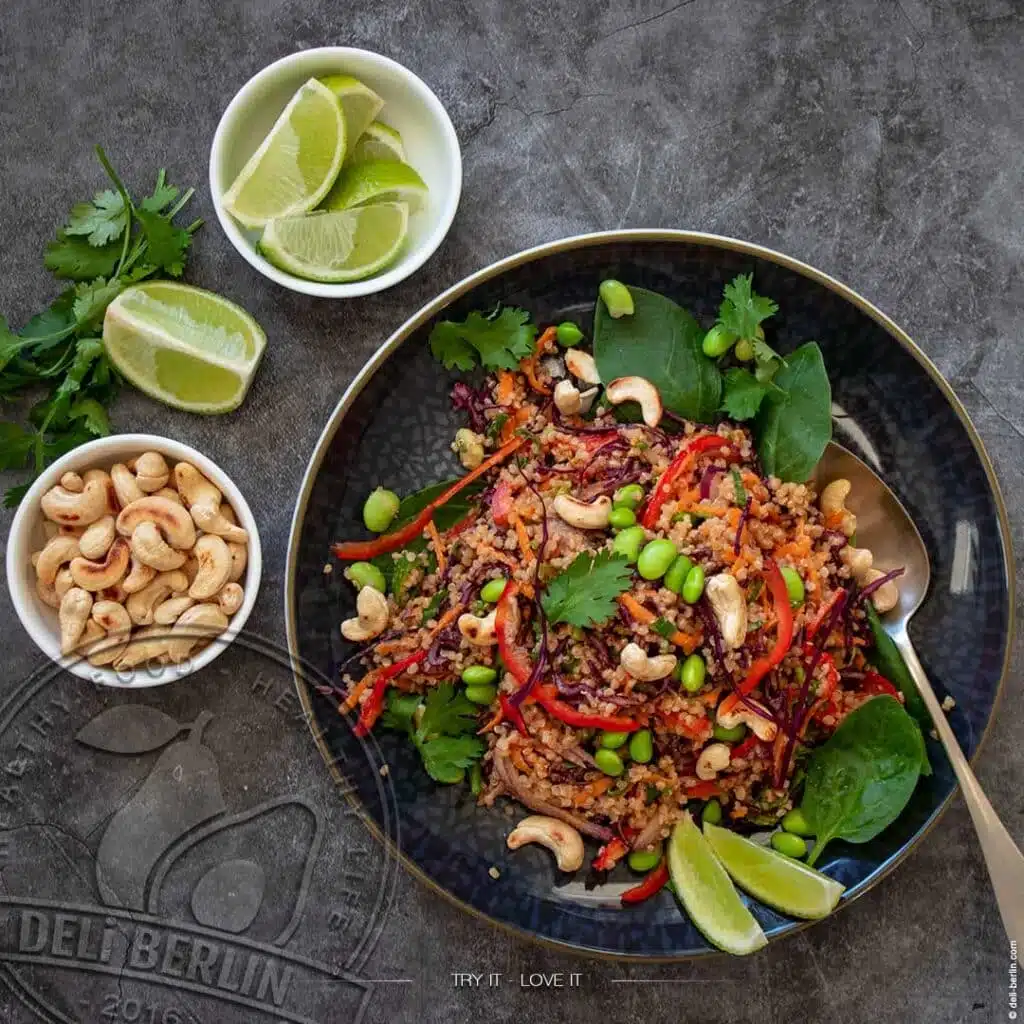 Gesunder Power-Salat: Quinoa mit köstlichem Erdnuss-Ingwer-Dressing