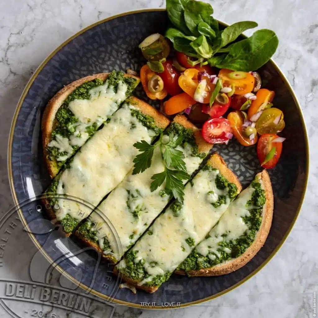 Verlockendes Überbackenes Mozzarella-Pesto-Brot - Ein himmlisches Geschmackserlebnis