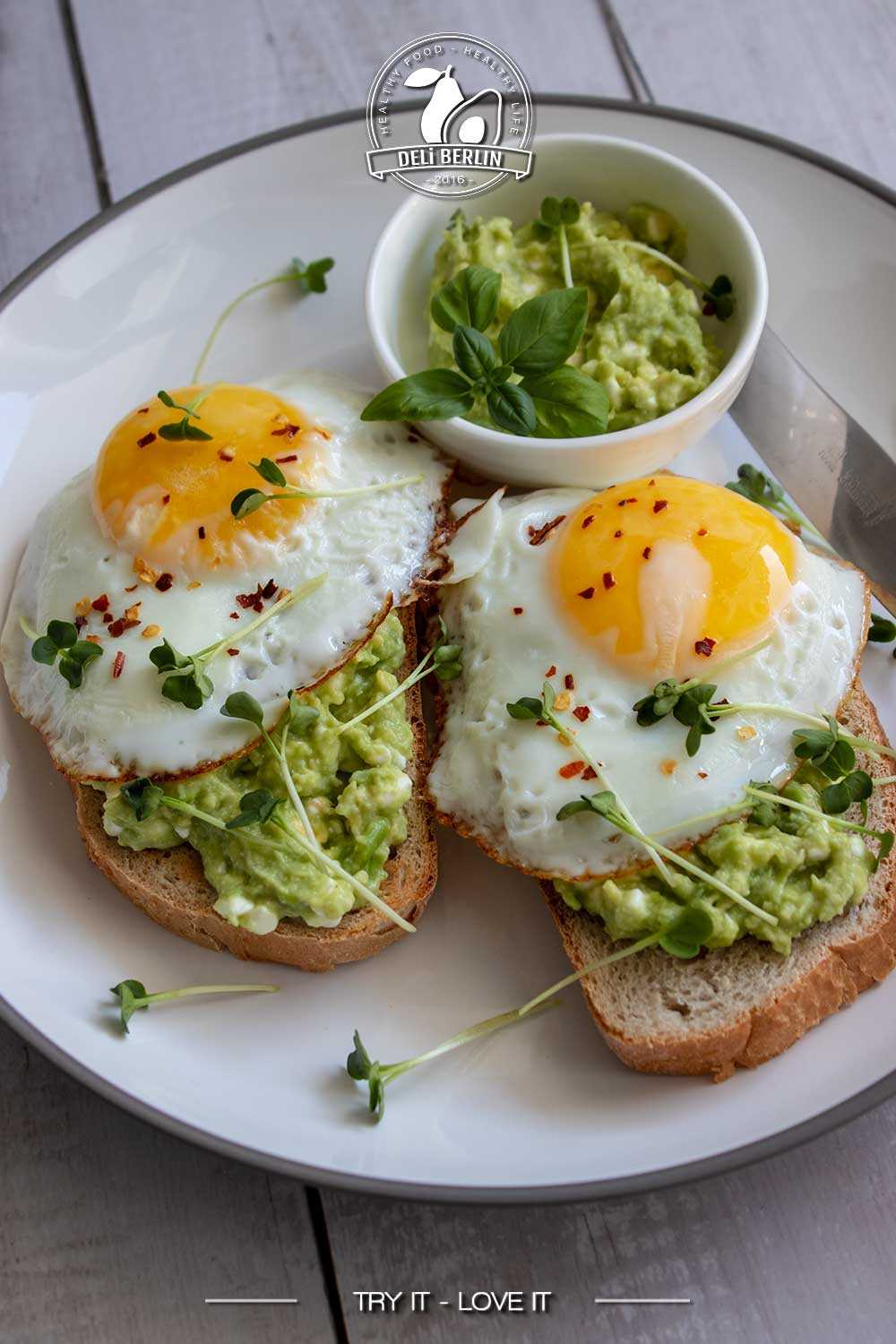 Avocado-Frischkäse-Brot mit frischer Kresse