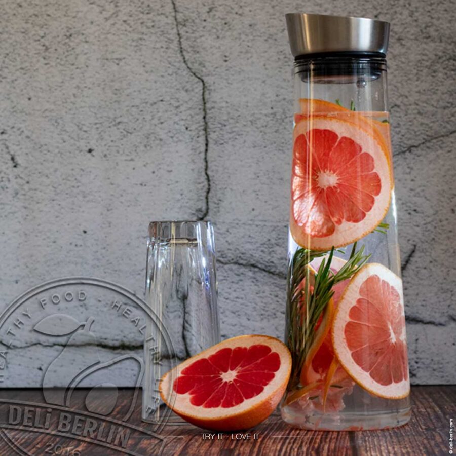 Erfrischendes Grapefruit-Rosmarin-Infused Water: Die perfekte Erfrischung für heiße Tage