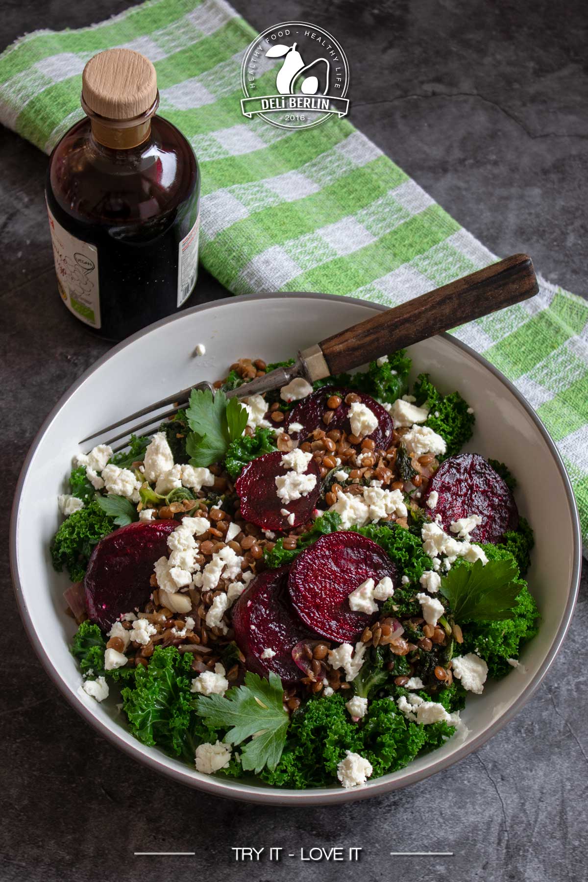 Warme Balsamico-Linsen mit gebackener Bete, Grünkohl und Feta