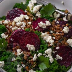 Warme Balsamico-Linsen mit gebackener Bete, Grünkohl und Feta