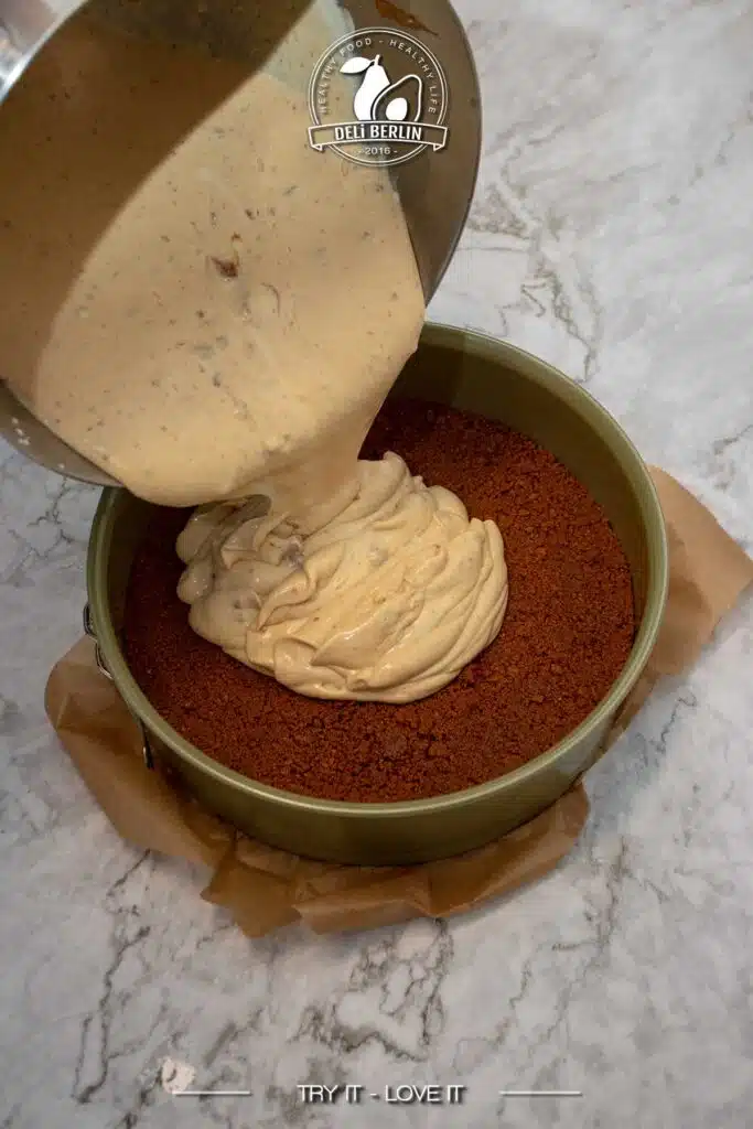 Lotus-Cheesecake Masse in die Form geben und...