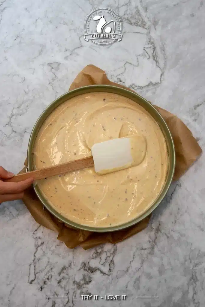 Lotus-Cheesecake Masse glattstreichen