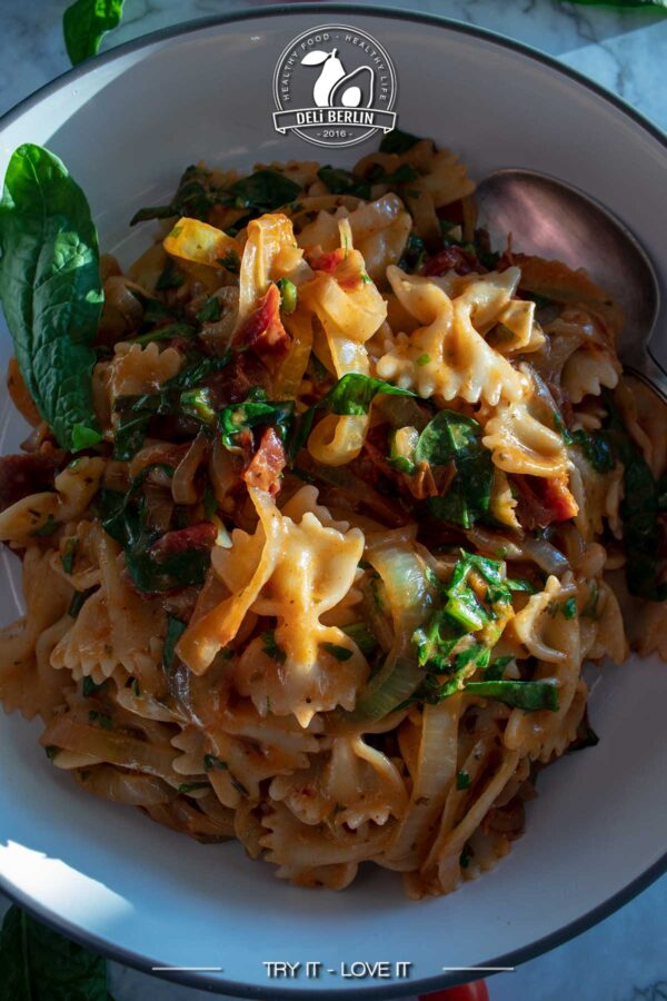 Pasta mit karamellisierten Zwiebeln und sonnengetrockneten Tomaten