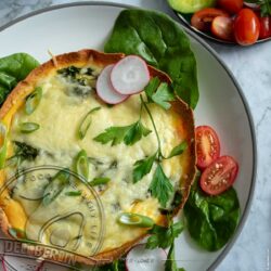 Köstliche Tortilla-Quiche mit frischem Spinat und cremigem Hüttenkäse