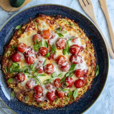 Knuspriger Zucchiniboden trifft auf geschmolzenen Mozzarella – einfach köstlich!