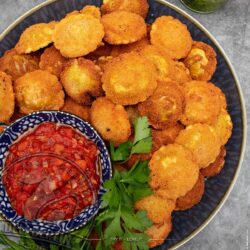 Lust auf Abwechslung? Diese Ravioli mit scharfem Dip bringen jeden zum Schwärmen! 🔥🍅