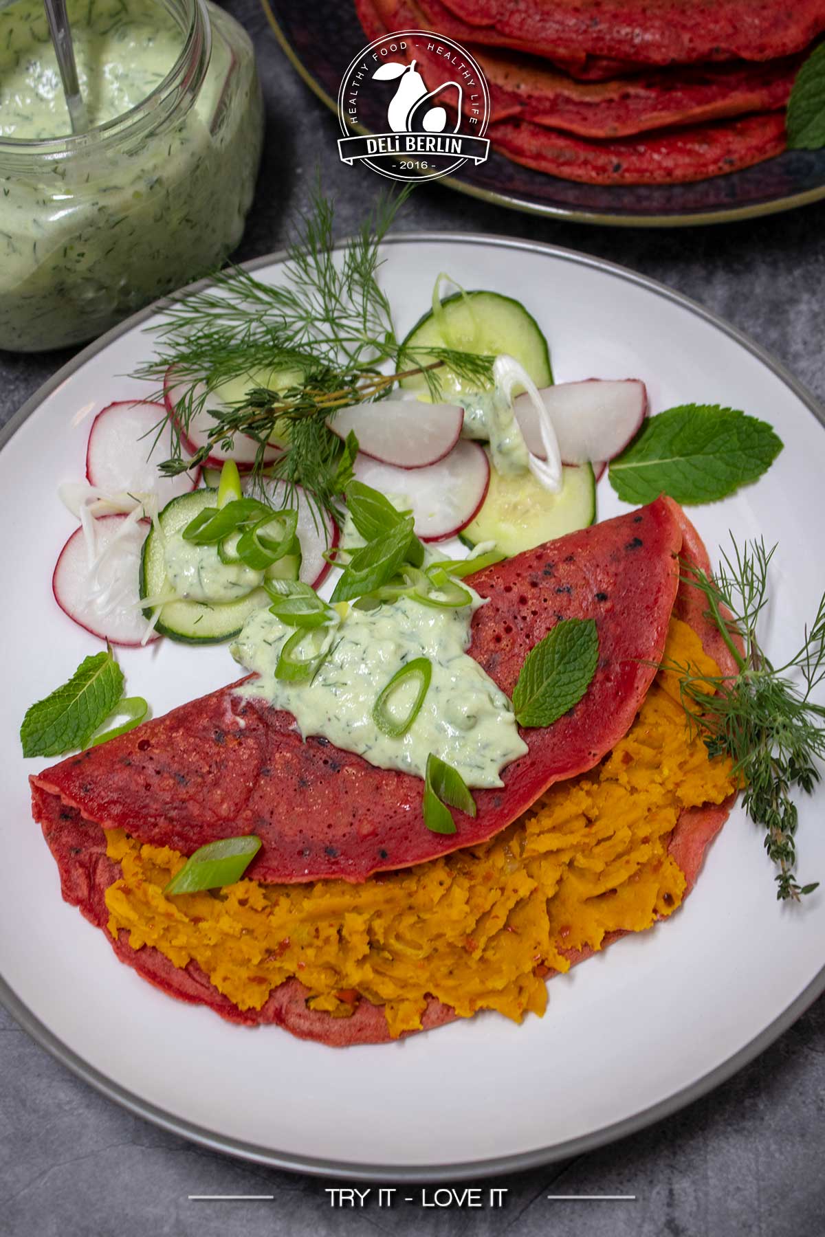 Rote Bete-Crêpes mit herbstlicher Kürbisfüllung