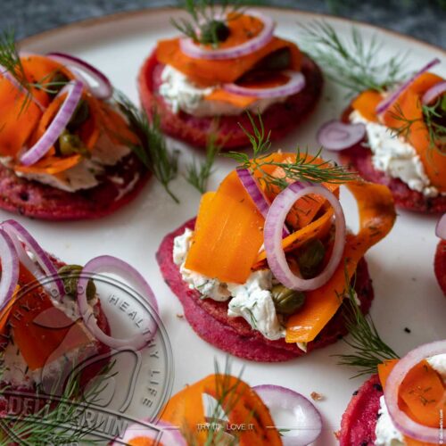 Rote-Bete-Blini mit Dillkäse und Karotten-Lachs: Veganes Fingerfood
