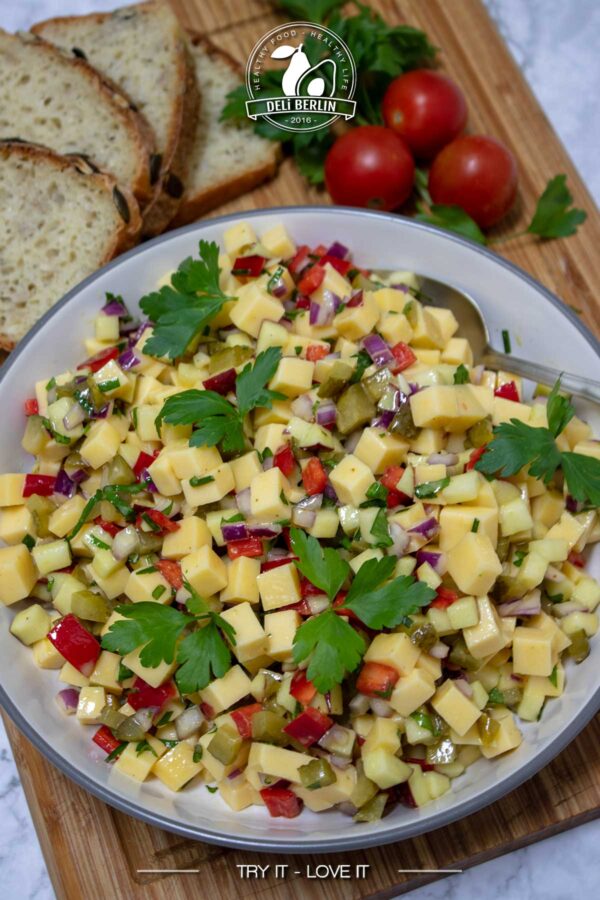Schneller Käsesalat mit Essig-Senf-Dressing: Einfach & Lecker