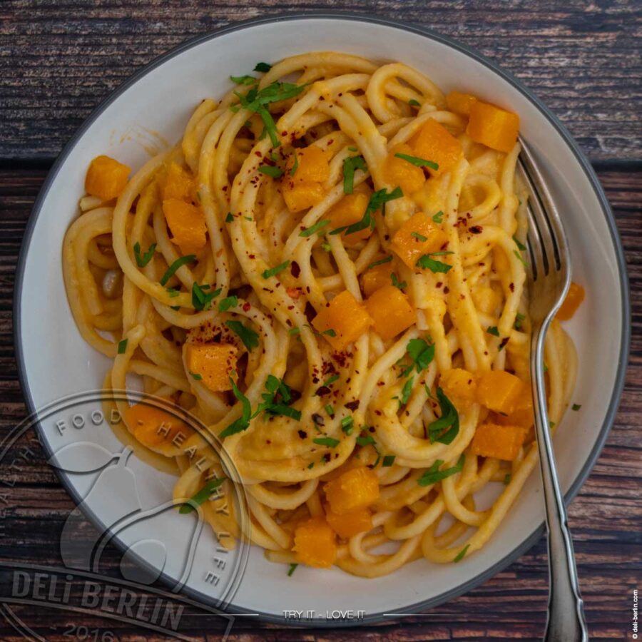 Cremige Kürbispasta mit Frischkäse und Chili – Herbstlicher Genuss in 30 Minuten