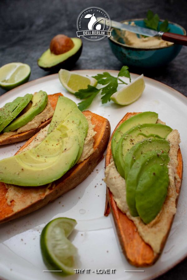 Avocado-Süßkartoffel-Toast mit Hummus: Gesund, vegan & glutenfrei!
