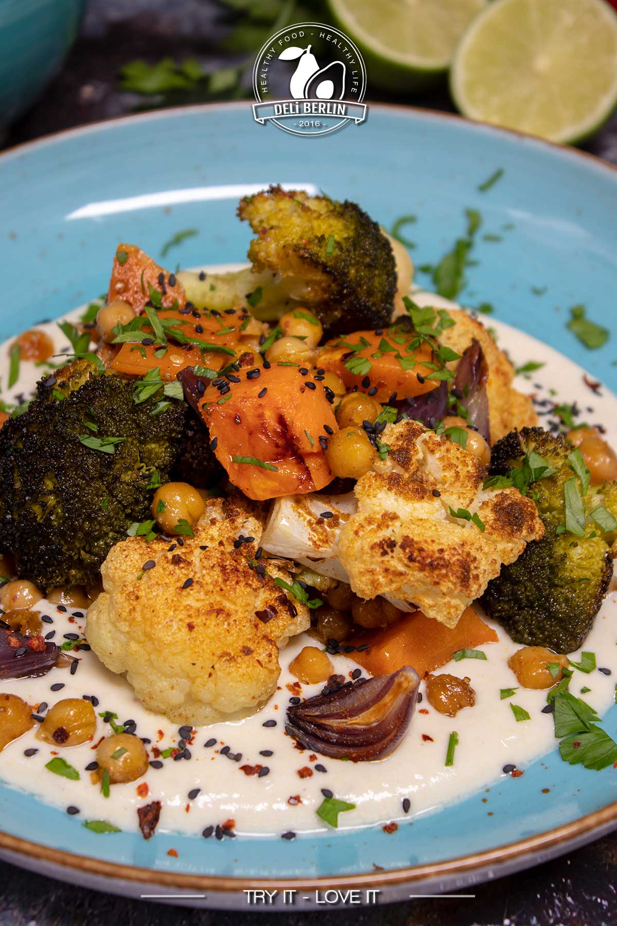 Geröstetes Gemüse mit cremiger Tahini-Joghurt-Sauce