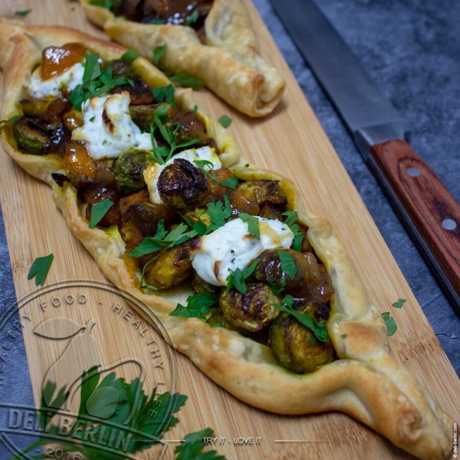 Herbstliche Gemüse-Pide mit Ziegenfrischkäse und Mango-Chutney