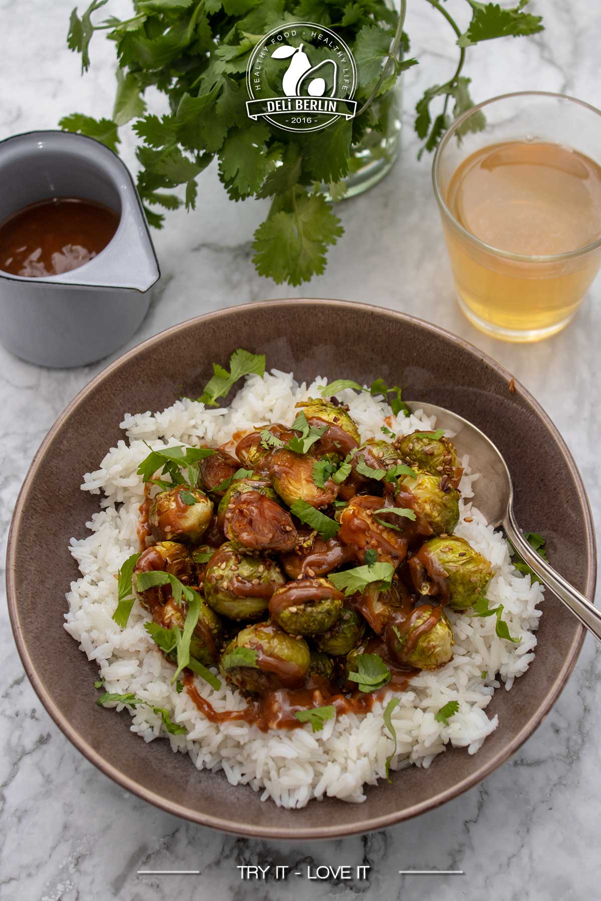 Knuspriger Asiatischer Ofen-Rosenkohl mit Tahin-Dressing