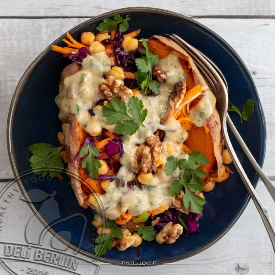 Gebackene Süßkartoffeln mit Rotkohl-Kichererbsen-Salat & Tahini-Drizzle