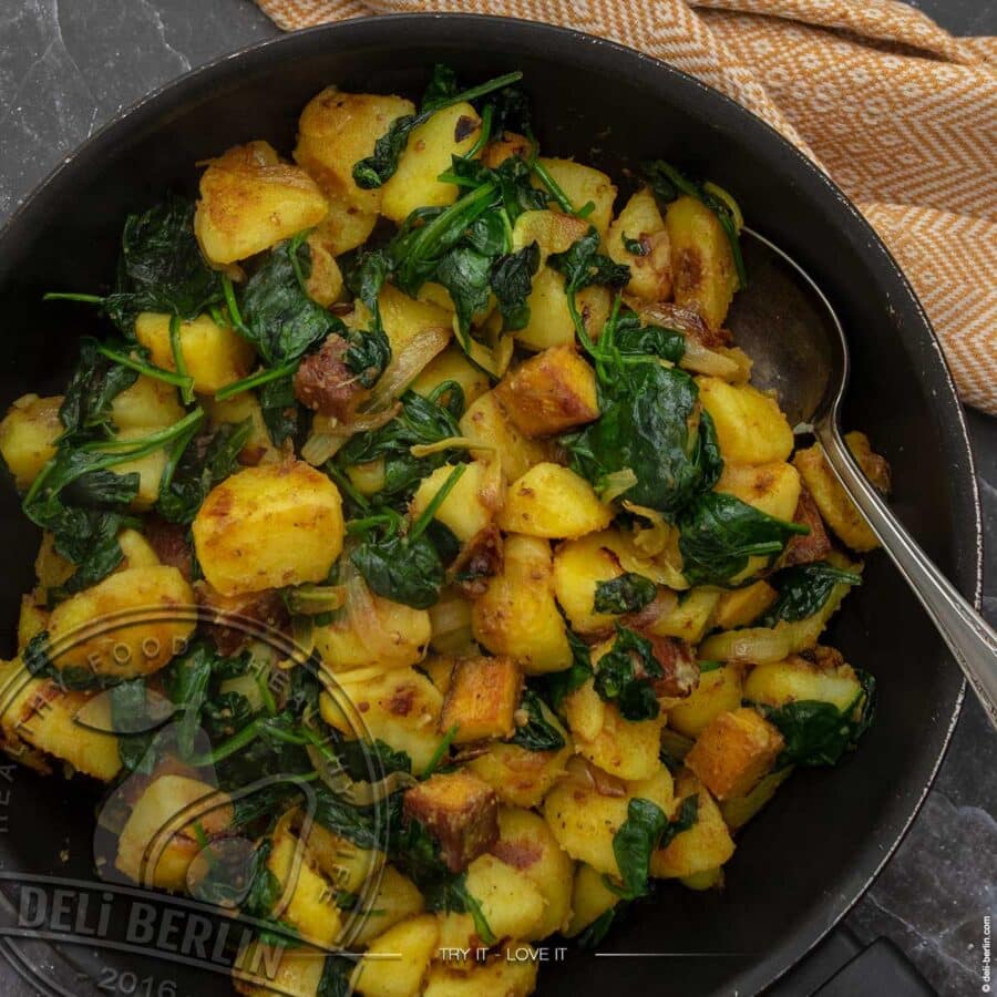 Goldene Kartoffelpfanne mit Spinat & knusprigem Räuchertofu