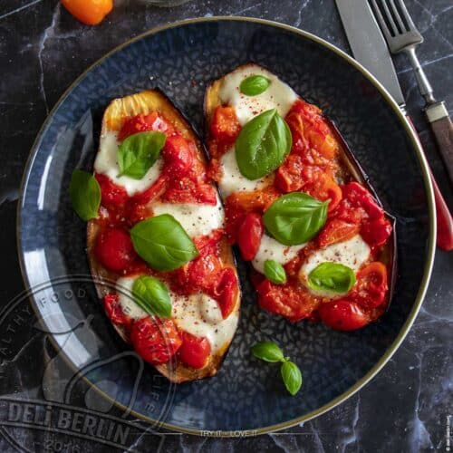 Hunger auf etwas Herzhaftes, aber leichtes? Diese überbackene Caprese Aubergine ist genau das Richtige für dich!